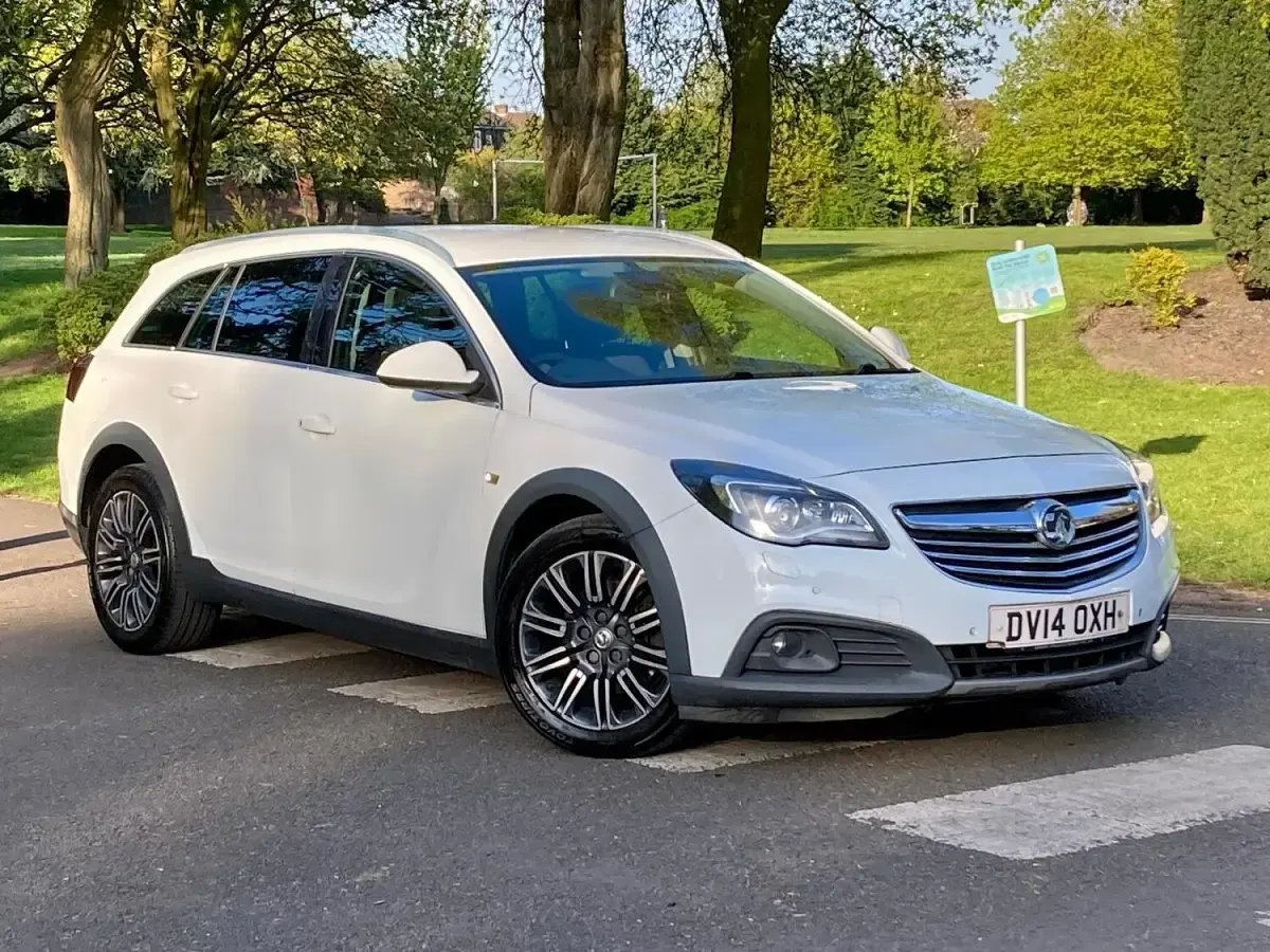 Used Vauxhall Insignia 163 HP (119 kW) 2014 White Estate