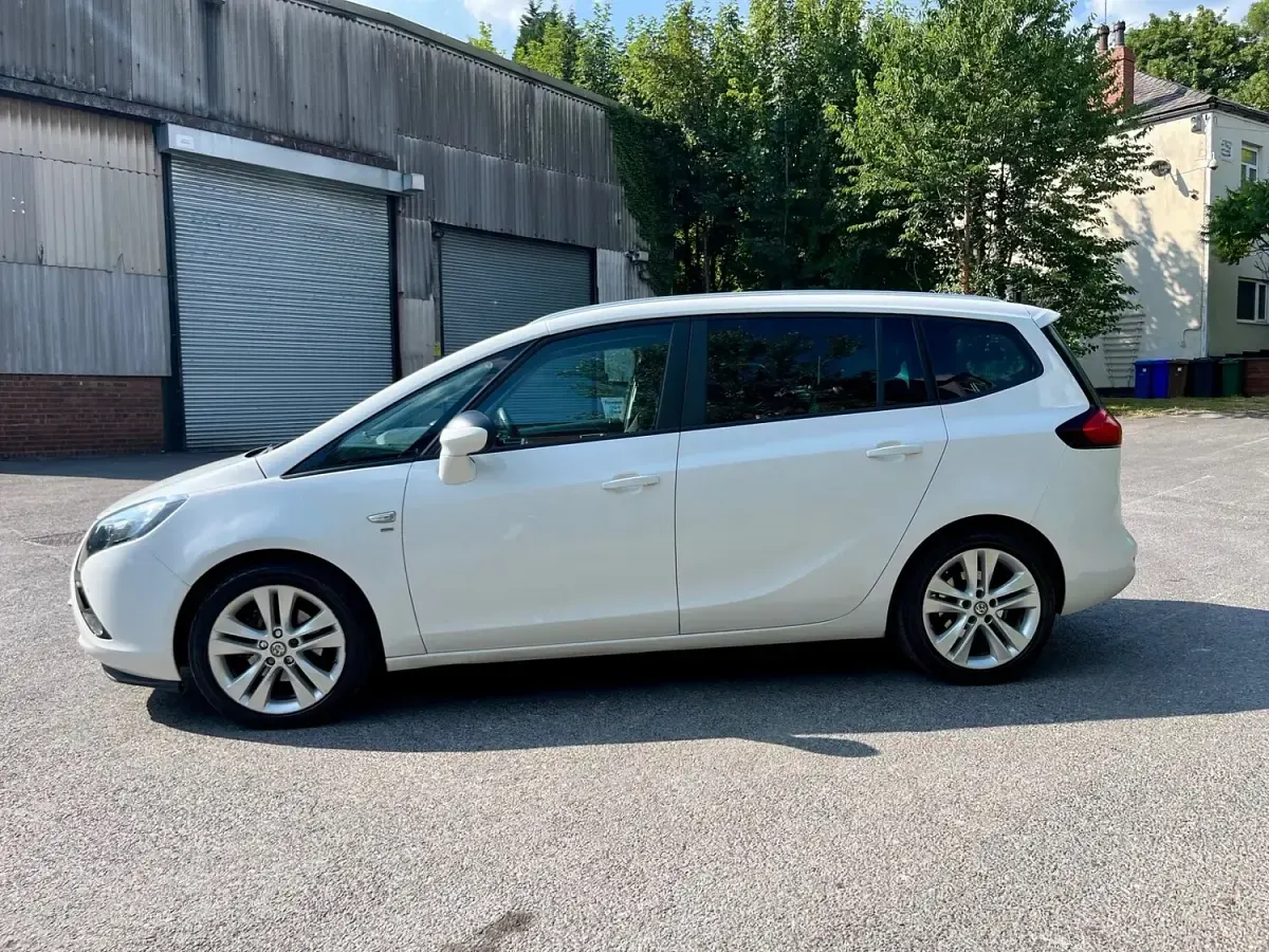Used Vauxhall Zafira SRi 170 HP (125 kW) 2015 White MPV