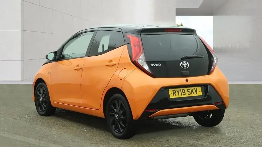 Used Toyota Aygo X-cite 72 HP (52 kW) 2019 Orange Hatchback