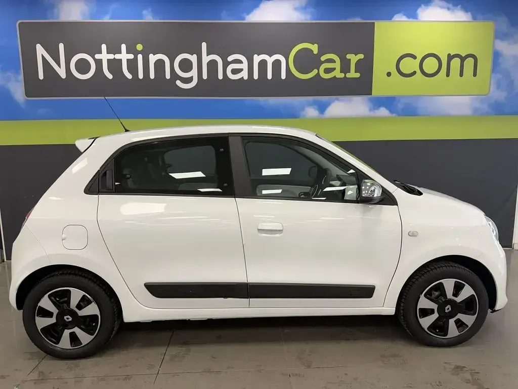 Used Renault Twingo Play 70 HP (51 kW) 2017 White Hatchback