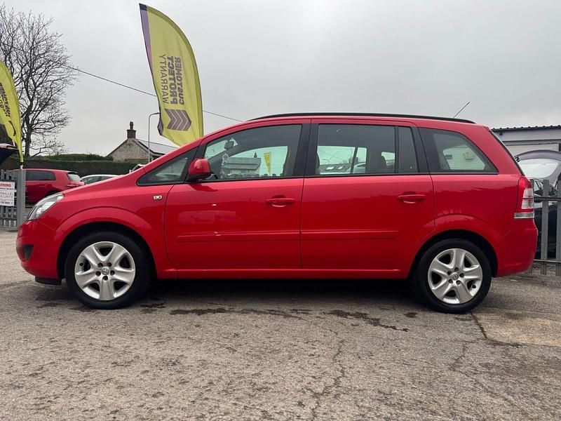Used Vauxhall Zafira 120 HP (88 kW) 2014 Red MPV