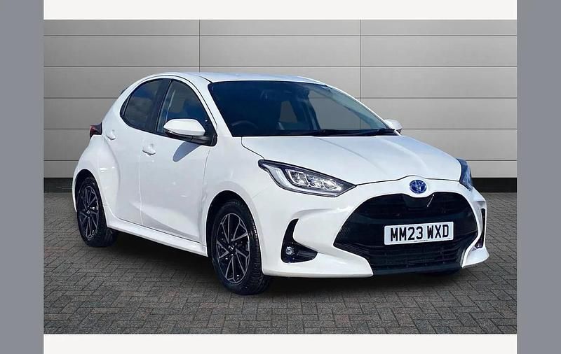 Used Toyota Yaris Hybrid Design 116 HP (85 kW) 2023 White Hatchback
