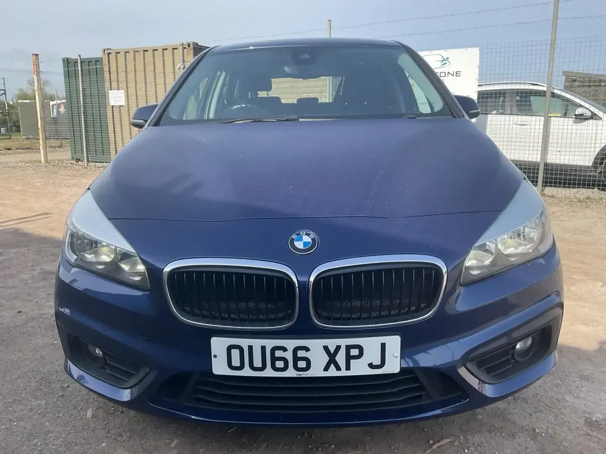 Begagnad BMW 218 Impressive 2016 Blå Halvkombi