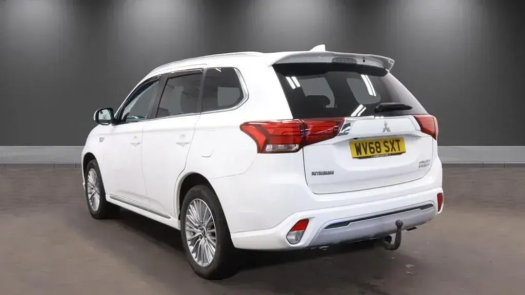Used Mitsubishi Outlander P-HEV 2018 White Estate