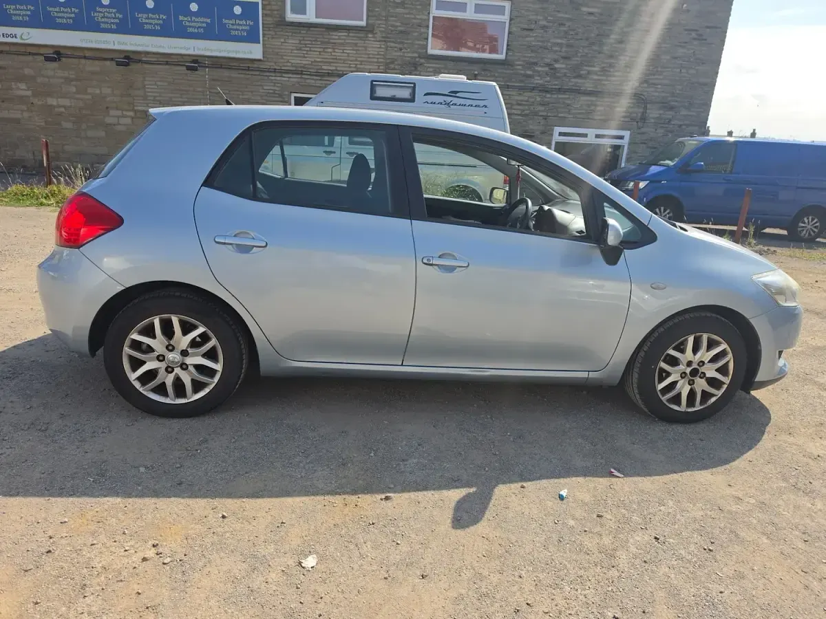 Used Toyota Auris 124 HP (91 kW) 2007 Blue Hatchback