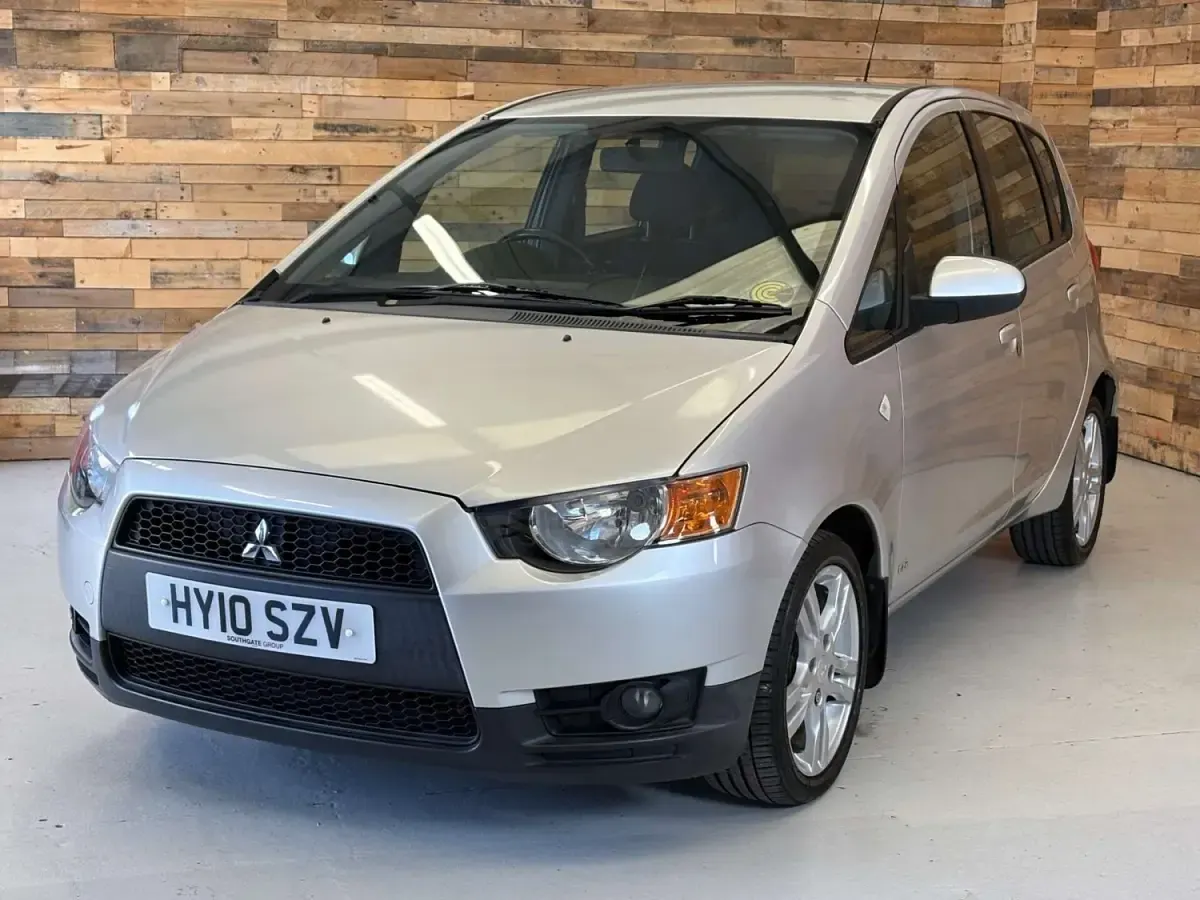 Usado Mitsubishi Colt 94 HP (69 kW) 2010 Prateado Citadino