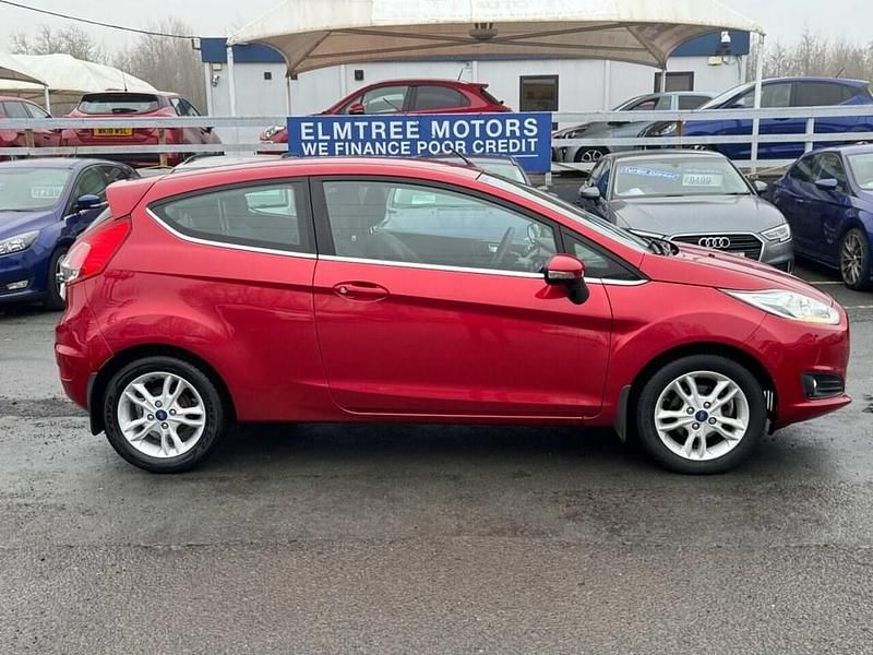 Used Ford Fiesta Zetec 82 HP (60 kW) 2016 Red Hatchback