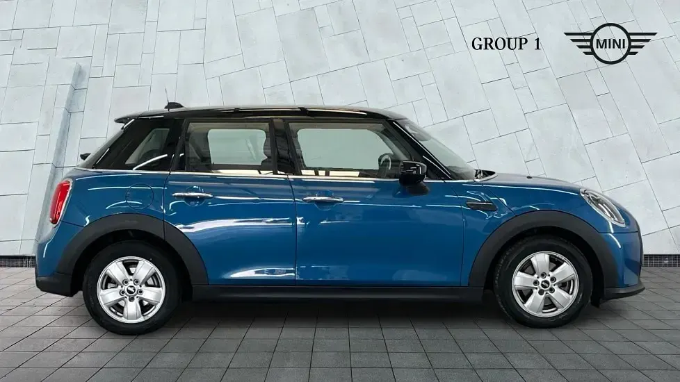 Begagnad Mini Cooper Classic 136 HK (100 kW) 2023 Blå Halvkombi