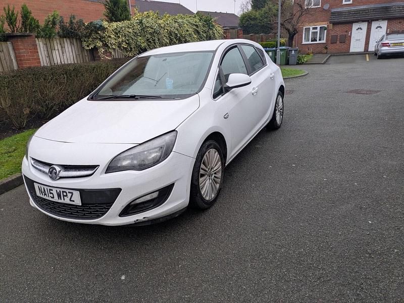 Used Vauxhall Astra Excite 2015 White Hatchback