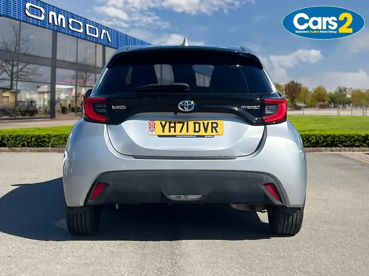 Used Toyota Yaris Design 113 HP (83 kW) 2021 Silver Hatchback