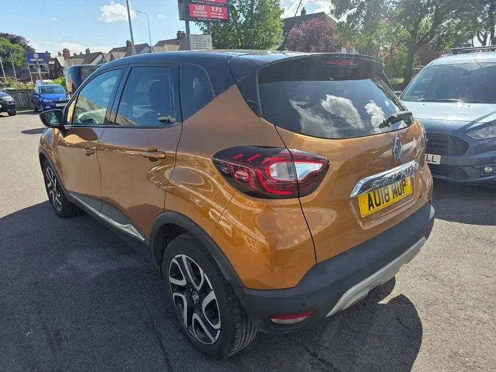 Used Renault Captur Dynamique 90 HP (66 kW) 2018 Orange/black SUV