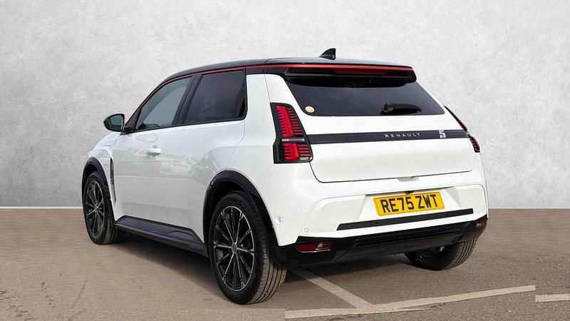 Used Renault R5 Iconic 110 kW (150 HP) 2025 White/black Hatchback