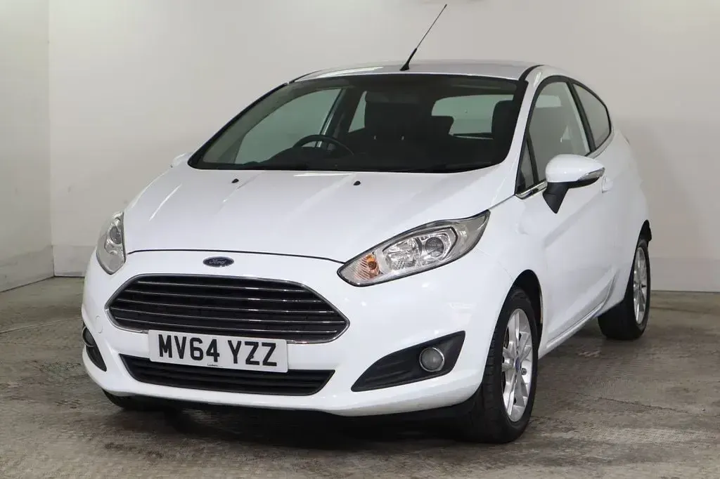 Used Ford Fiesta Zetec 82 HP (60 kW) 2014 White Hatchback