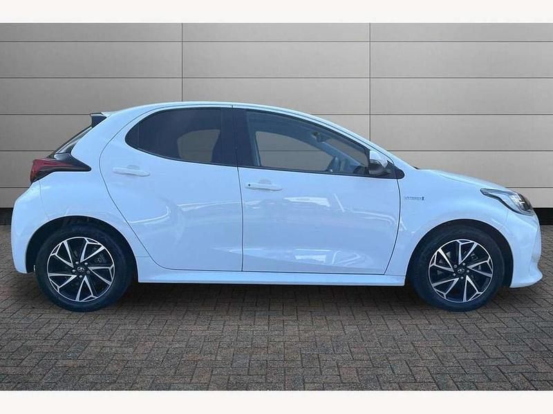 Used Toyota Yaris Hybrid Design 116 HP (85 kW) 2020 White Hatchback
