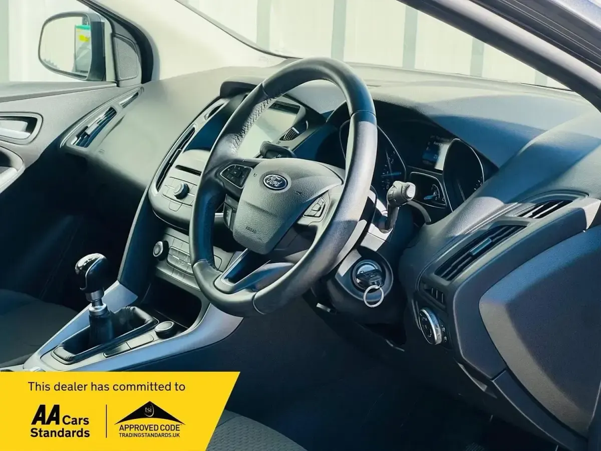 Usado Ford Focus Zetec 2018 Cinzento Citadino