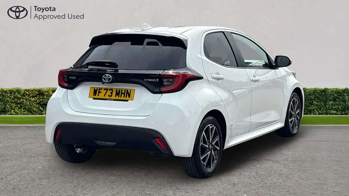 Used Toyota Yaris Hybrid Design 116 HP (85 kW) 2023 Pure white Hatchback