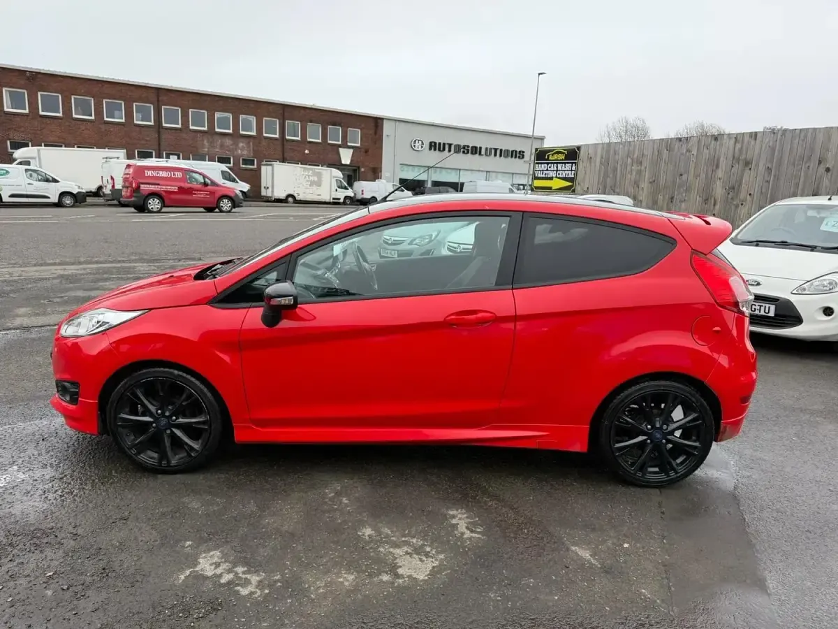 Used Ford Fiesta Zetec 140 HP (102 kW) 2015 Red Hatchback