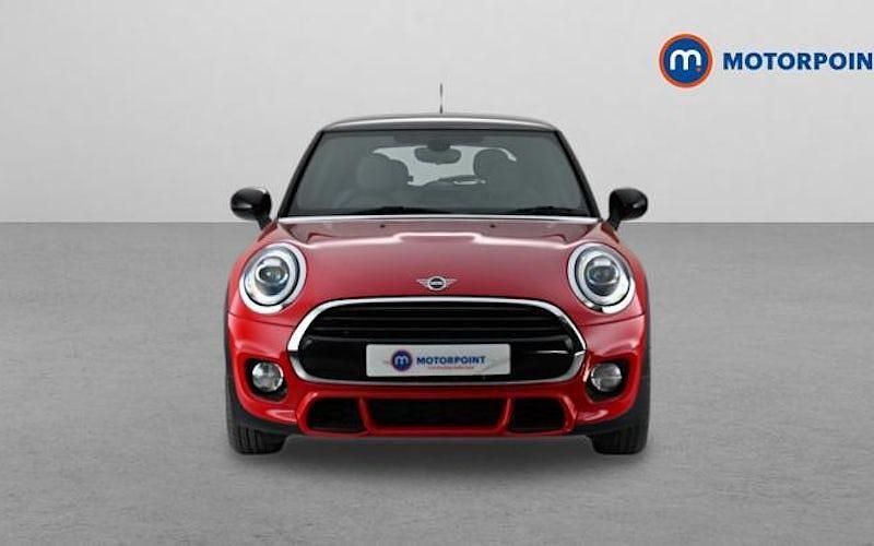 Begagnad Mini Cooper Hatch 136 HK (100 kW) 2018 Röd Halvkombi