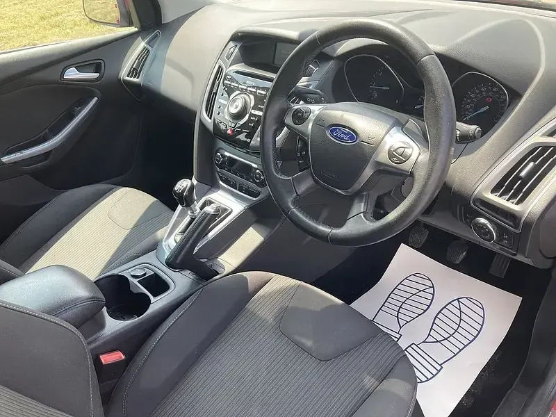 Used Ford Focus Titanium 115 HP (84 kW) 2013 Red Hatchback