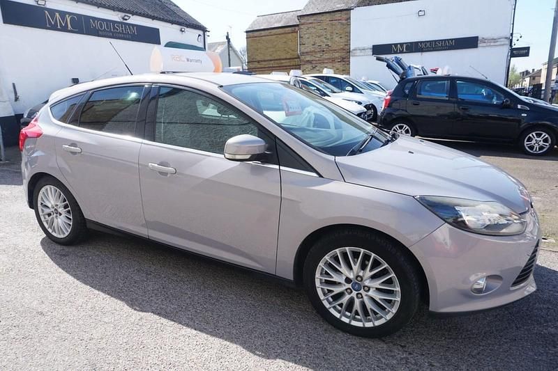 Used Ford Focus Zetec 125 HP (91 kW) 2011 Silver Hatchback