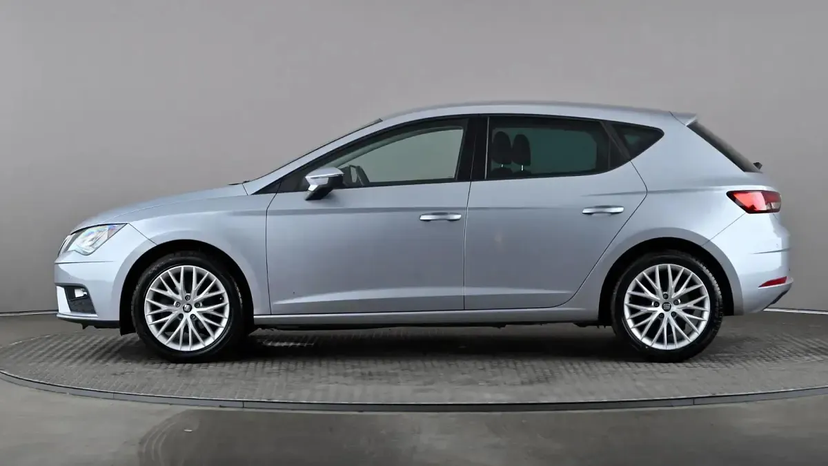 Begagnad Seat Leon SE Dynamic 115 HK (84 kW) 2020 Silver Halvkombi