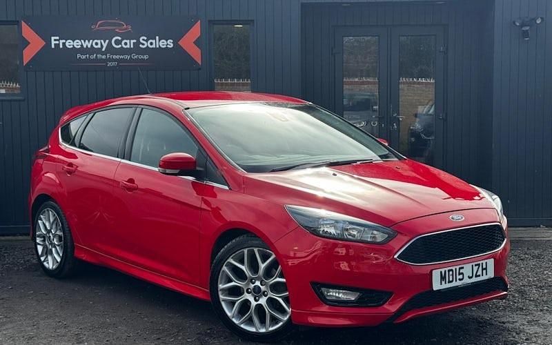 Used Ford Focus Zetec 125 HP (91 kW) 2015 Red Hatchback