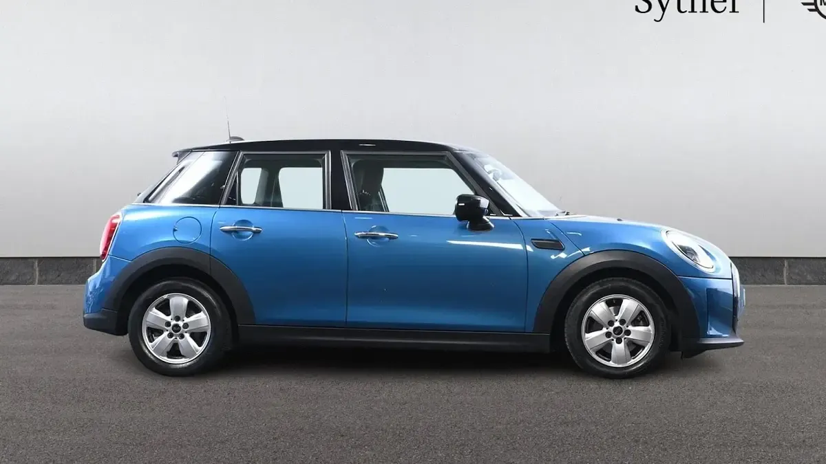 Begagnad Mini Cooper Classic 134 HK (98 kW) 2023 Blå Halvkombi