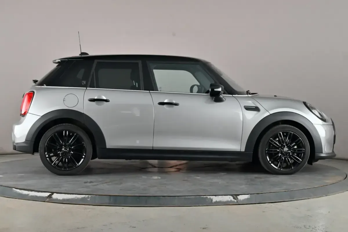 Używany Mini Cooper Exclusive 136 KM (100 kW) 2023 Srebrny Hatchback