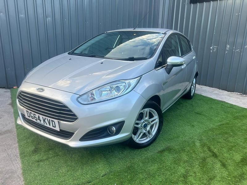 Usado Ford Fiesta Zetec 82 HP (60 kW) 2015 Prateado Citadino