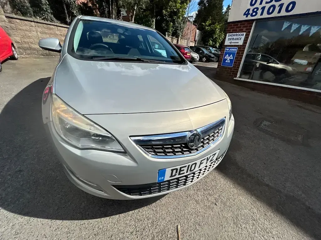 Used Vauxhall Astra 2010 Metallic silver Hatchback