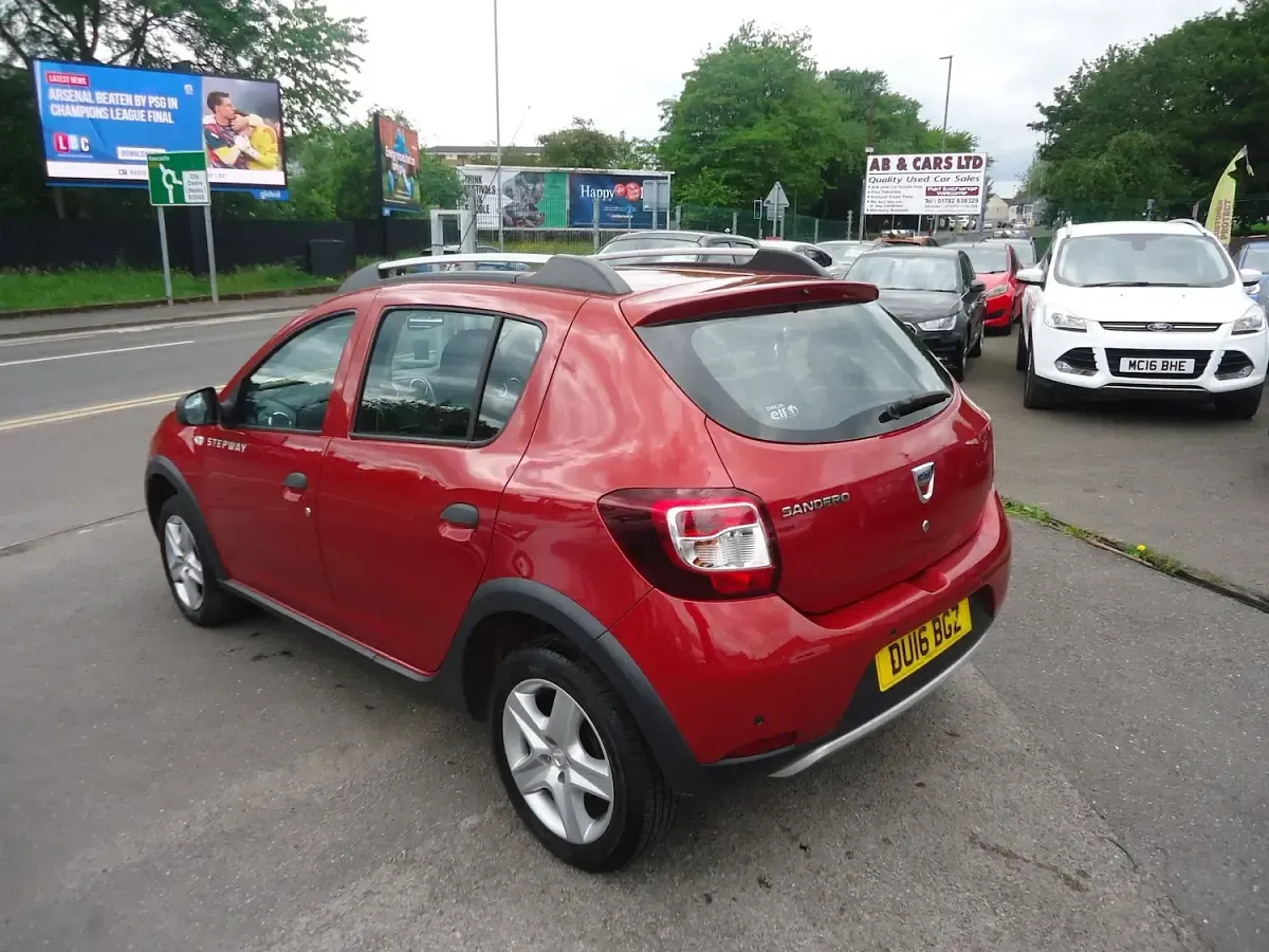 Used Dacia Sandero Lauréate 90 HP (66 kW) 2016 Red Hatchback