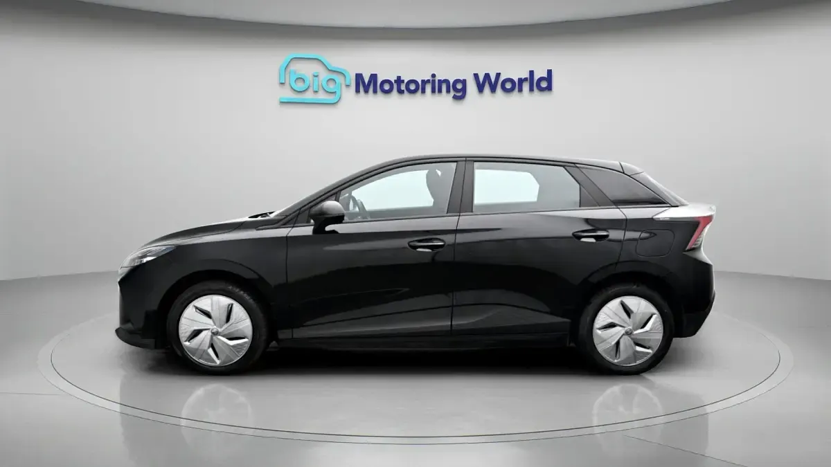 Begagnad MG MG4 EV SE 319 kW (435 HK) 2023 Svart Halvkombi