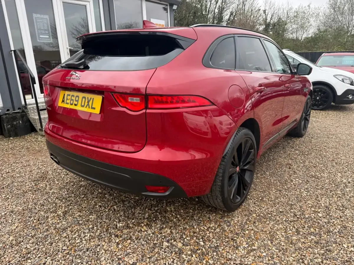 Second-hand Jaguar F-Pace R-Sport 180 CP (132 kW) 2019 Roșu SUV