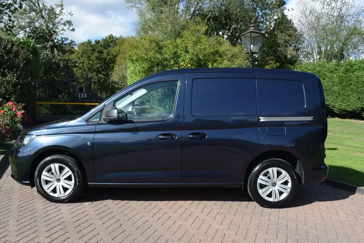Usado VW Caddy S 122 HP (89 kW) 2024 Azul Monovolume