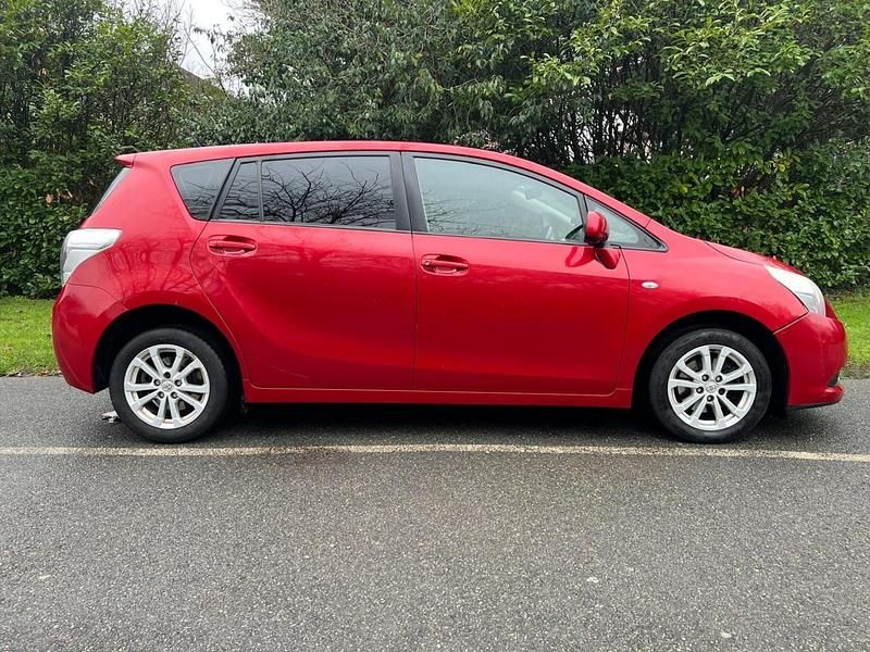Used Toyota Verso 2013 Red MPV