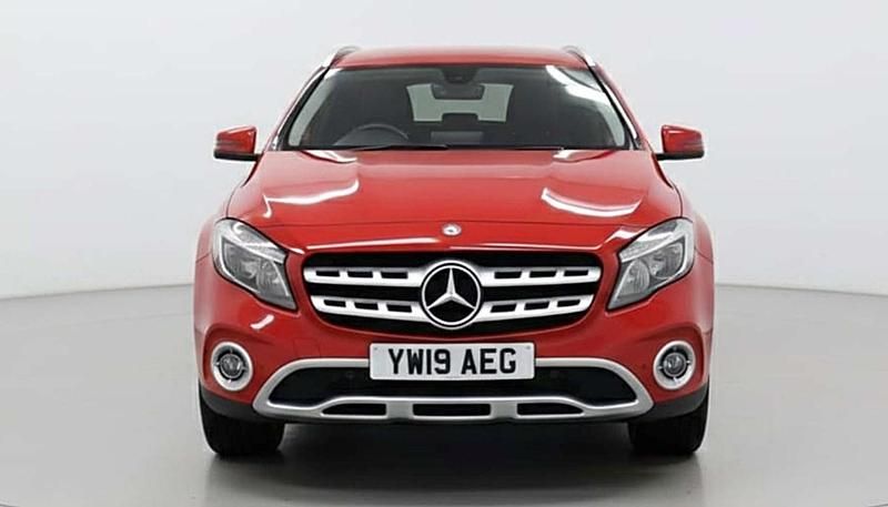 Used Mercedes GLA200 Executive 136 HP (100 kW) 2019 Red SUV