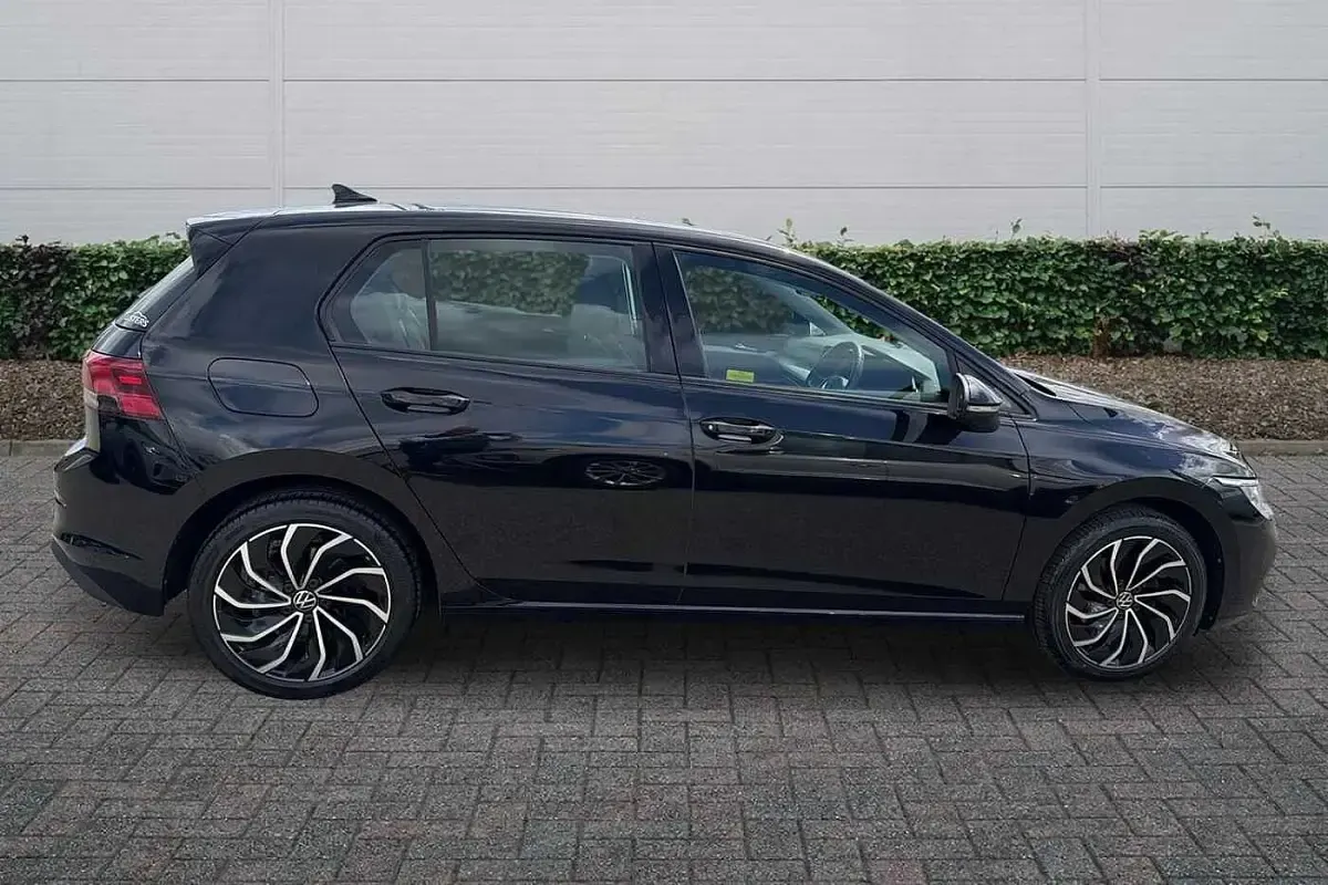 Used VW Golf VIII Life 150 HP (110 kW) 2023 Black Hatchback