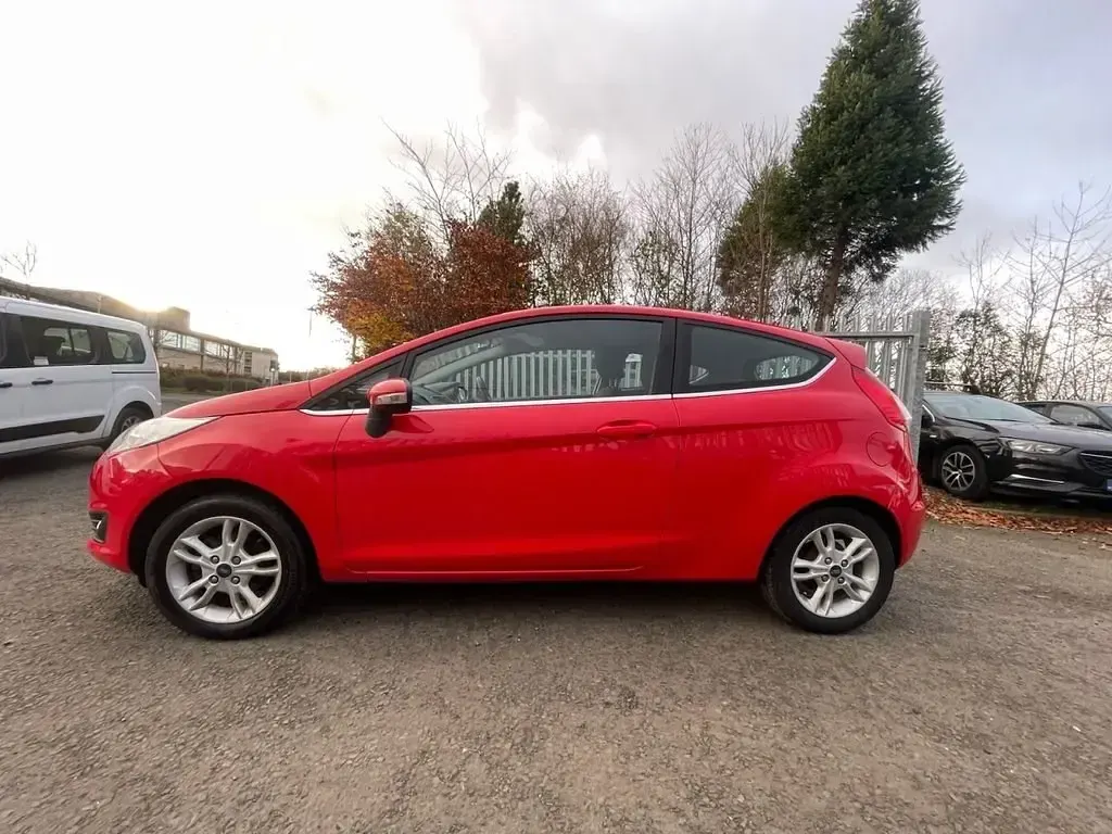 Używany Ford Fiesta Zetec 74 KM (54 kW) 2015 Czerwony Hatchback