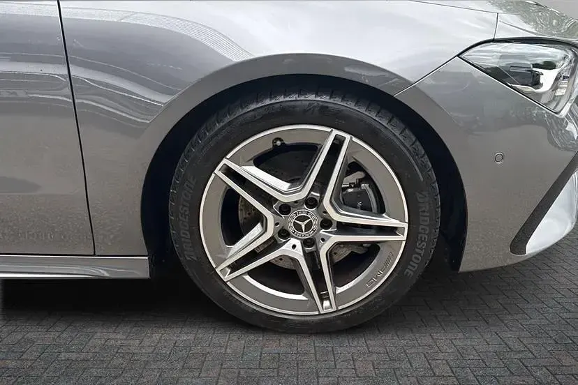 Usado Mercedes CLA200 Executive 163 HP (119 kW) 2025 Cinzento Carrinha