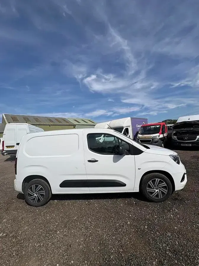 Used Vauxhall Combo Sportive 100 HP (73 kW) 2020 White MPV