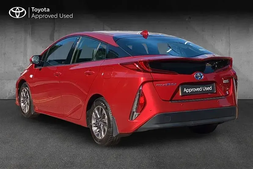 Used Toyota Prius 122 HP (89 kW) 2017 Red Hatchback