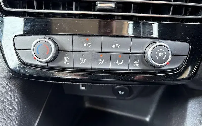 Used Vauxhall Mokka Design Edition 101 HP (74 kW) 2022 Red SUV