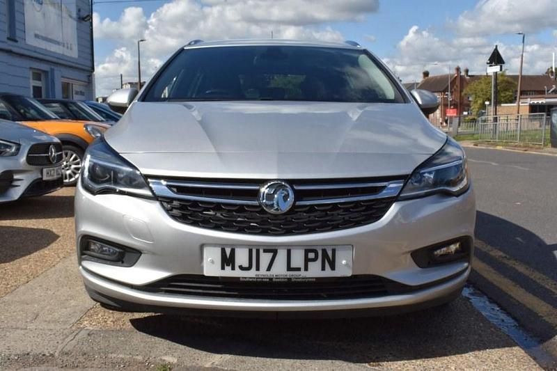 Used Vauxhall Astra Elite 150 HP (110 kW) 2017 Silver Estate