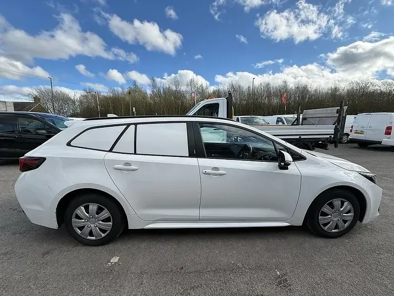 Used Toyota Corolla 140 HP (102 kW) 2023 White Van