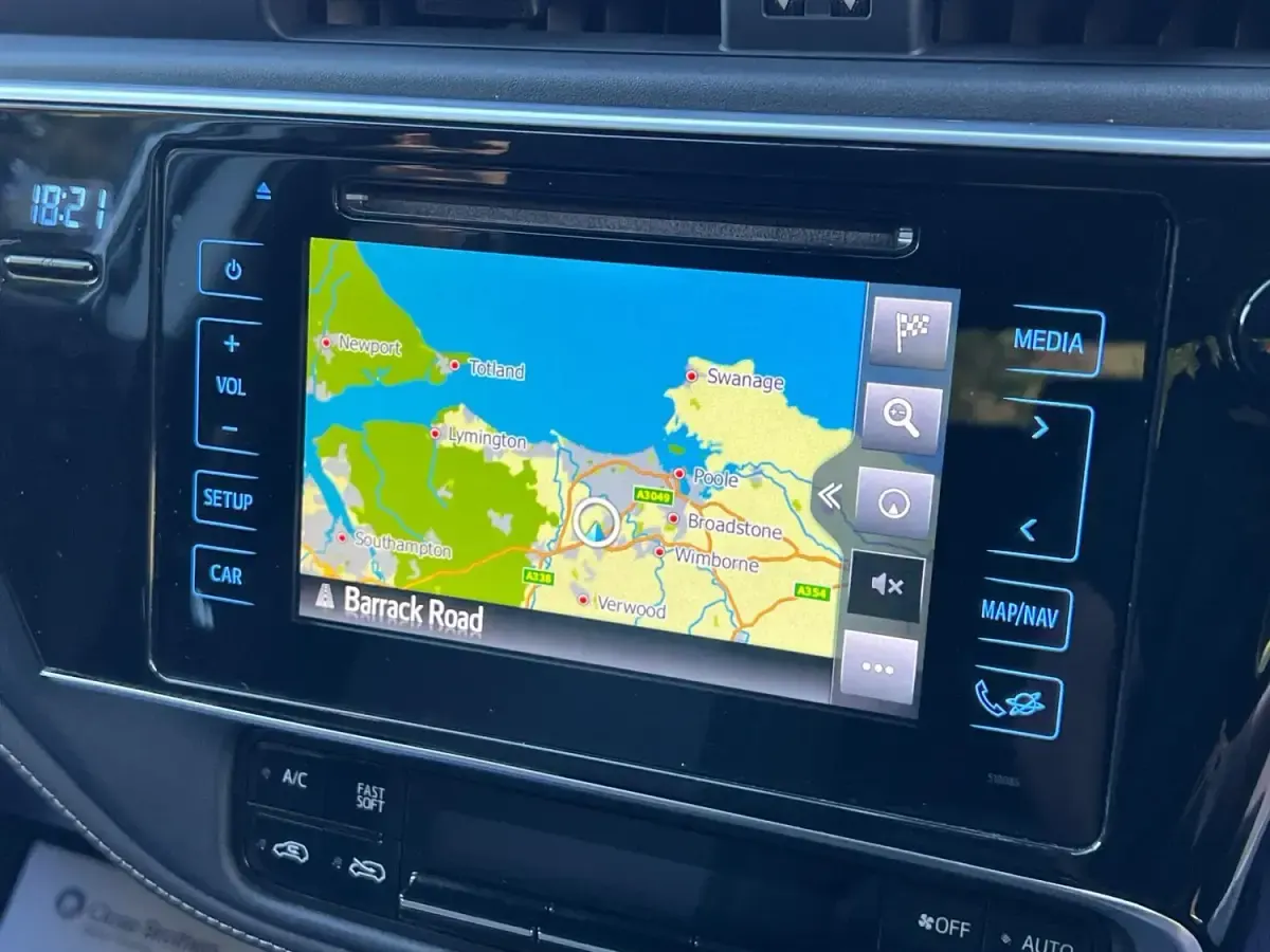 Używany Toyota Auris Hybrid Design 2018 Biały Hatchback
