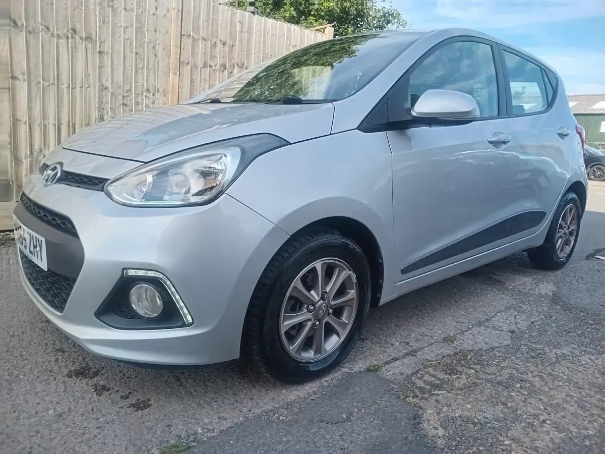 Used Hyundai i10 Premium 87 HP (63 kW) 2015 Silver Hatchback