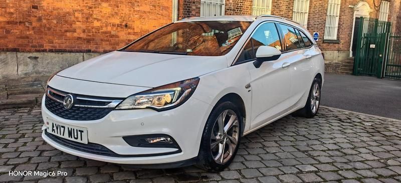 Used Vauxhall Astra SRi 136 HP (100 kW) 2017 White Estate