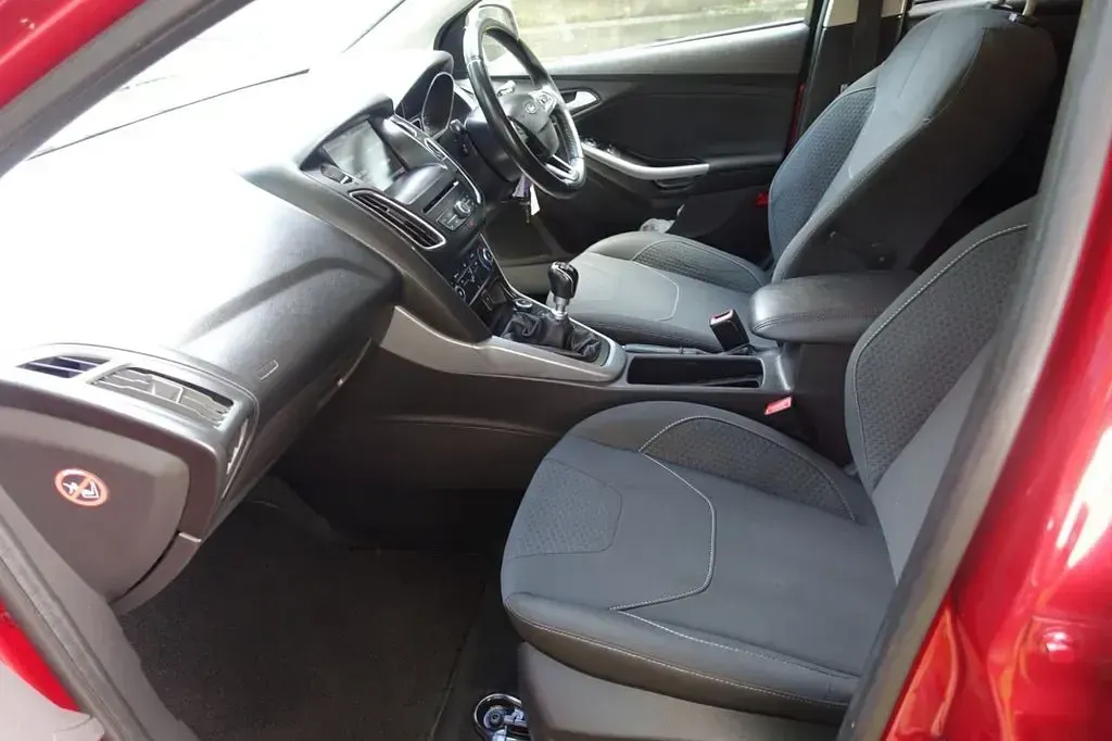 Used Ford Focus Zetec 120 HP (88 kW) 2015 Red Estate
