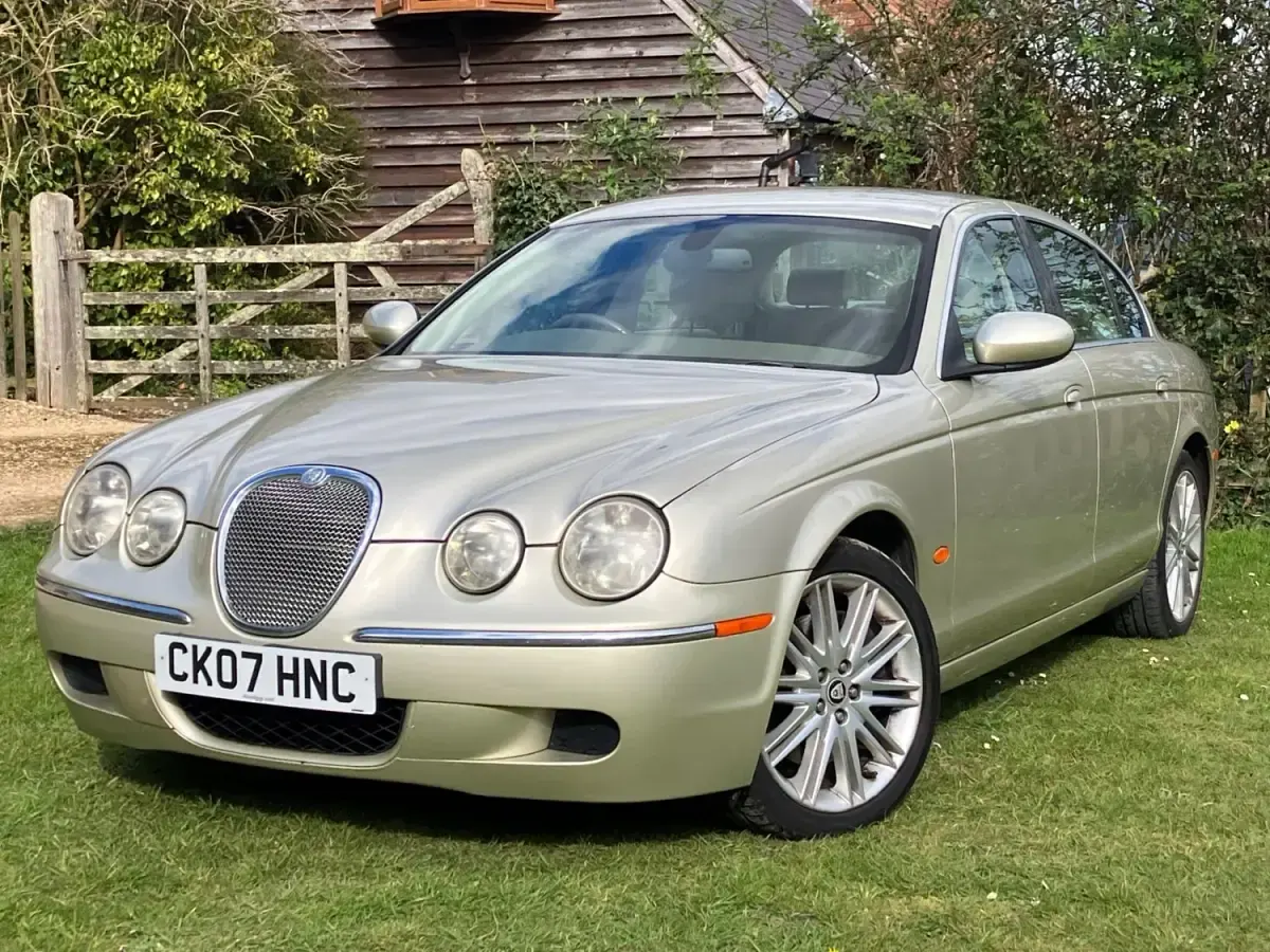 Begagnad Jaguar S-Type SE 207 HK (152 kW) 2007 Guld Sedan