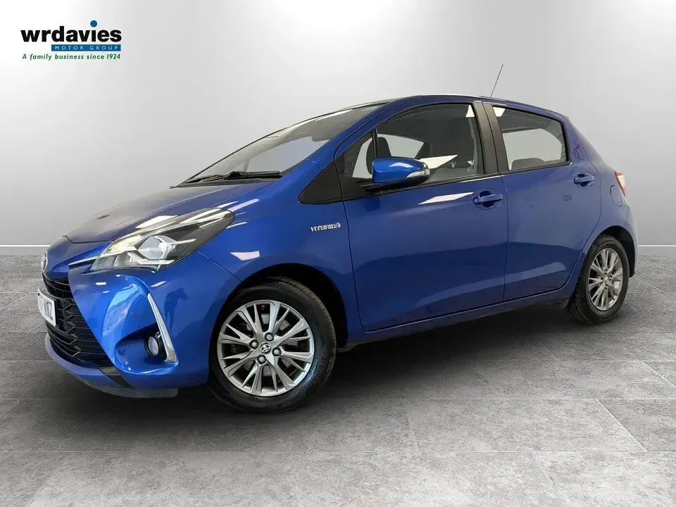 Used Toyota Yaris 100 HP (73 kW) 2017 Blue Hatchback